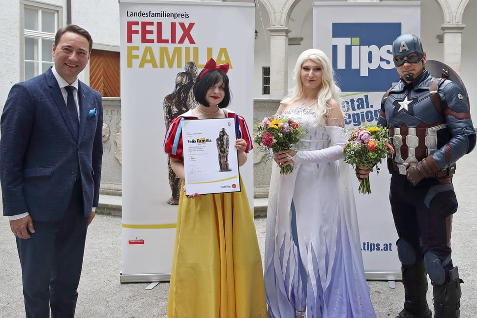 Familienreferent LH-Stv. Dr. Manfred Haimbuchner bei der Preisverleihung zum 2. Platz des Felix Familia 2021 für das Projekt „Charity Heroes Austria“